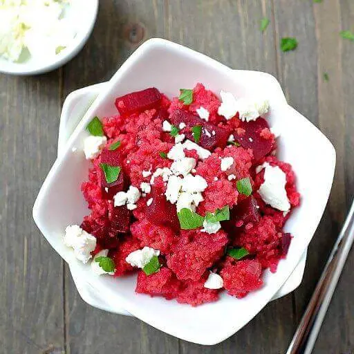 Dieser 15-Minuten Couscous mit Roter Bete und Feta ist in nur 15 Minuten fertig, ein Aromenfeuerwerk und optisch senstationell, oder? Unbedingt nachmachen!