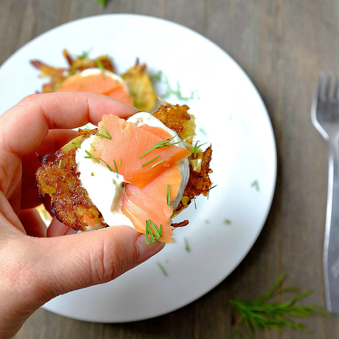 Diese Kartoffelrösti mit Meerrettich-Schmand und geräuchertem Lachs schmecken toll als Abendessen oder auch kleine Vorspeise. Der Meerrettich harmoniert wunderbar mit dem geräucherten Lachs und dem Dill. Zusammen mit den selbstgemachten Rösti ist das Gericht ein köstlicher Genuss.