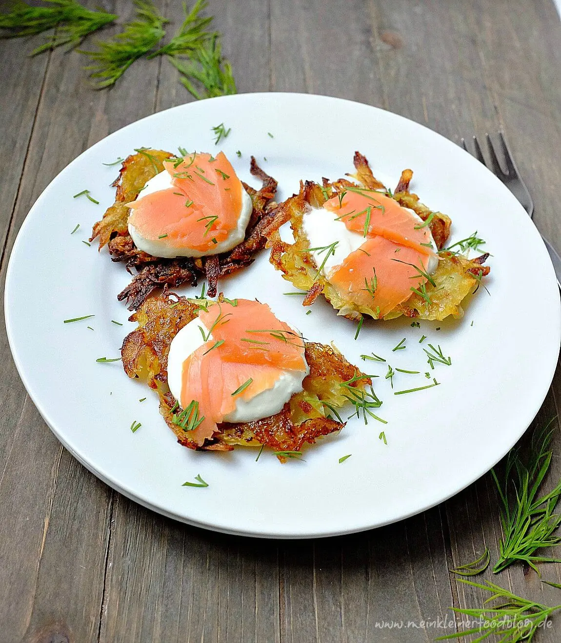 Diese Kartoffelrösti mit Meerrettich-Schmand und geräuchertem Lachs schmecken toll als Abendessen oder auch kleine Vorspeise. Der Meerrettich harmoniert wunderbar mit dem geräucherten Lachs und dem Dill. Zusammen mit den selbstgemachten Rösti ist das Gericht ein köstlicher Genuss.