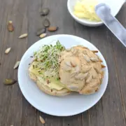 Diese Dinkel-Emmer-Brötchen werden in nur 5 Minuten zusammengerührt und dann im Ofen gebacken. Perfekt für ein Frühstück am Wochenende!