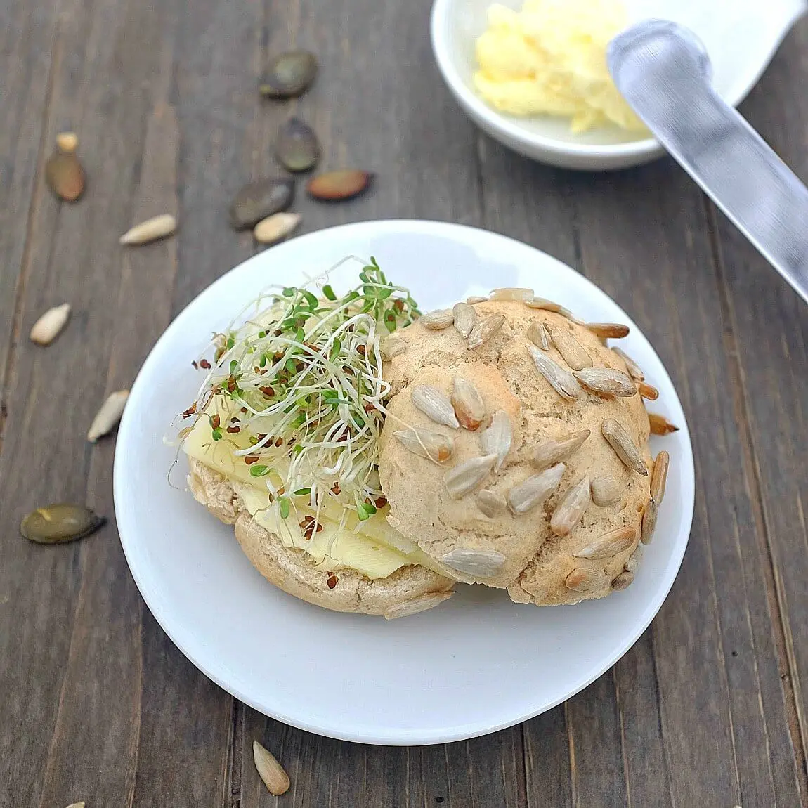 Diese Dinkel-Emmer-Brötchen werden in nur 5 Minuten zusammengerührt und dann im Ofen gebacken. Perfekt für ein Frühstück am Wochenende!