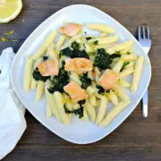 Braucht ihr ein schnelles Rezept für das Mittagessen? Wie wäre es mit dieser Pasta mit einer super schnellen Zitronen-Spinat-Sauce und gebratenen Lachswürfeln? Schmeckt köstlich und in 15 Minuten steht alles auf dem Tisch.