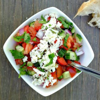 Dieser schnelle Schopska Salat mit Tomate, Gurke, Paprika und Feta steckt voller toller Aromen - perfekt zu Brot oder zu gegrillten Fleisch.