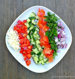 Dieser schnelle Schopska Salat mit Tomate, Gurke, Paprika und Feta steckt voller toller Aromen - perfekt zu Brot oder zu gegrillten Fleisch.