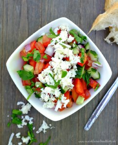 Dieser schnelle Schopska Salat mit Tomate, Gurke, Paprika und Feta steckt voller toller Aromen - perfekt zu Brot oder zu gegrillten Fleisch.