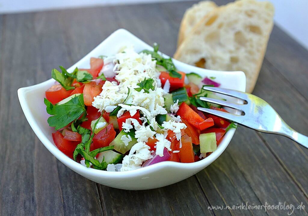 Schopska-Salat mit Tomate, Gurke, Paprika und Feta-Salat-mit-Tomate ...