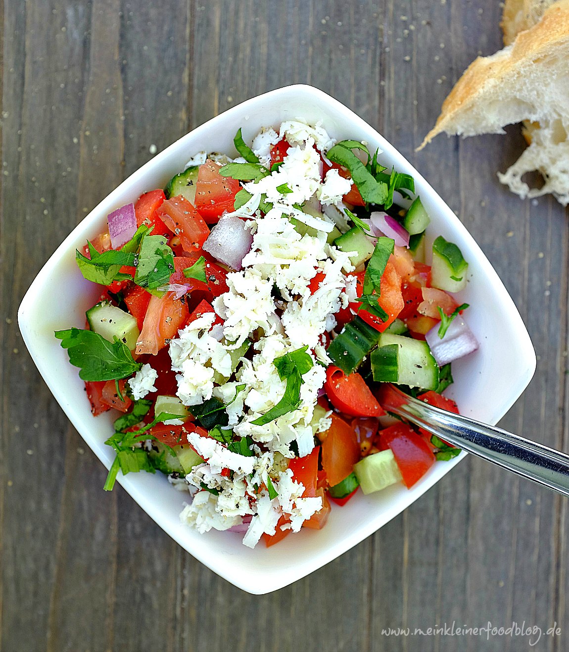 Dieser schnelle Schopska Salat mit Tomate, Gurke, Paprika und Feta steckt voller toller Aromen - perfekt zu Brot oder zu gegrillten Fleisch.