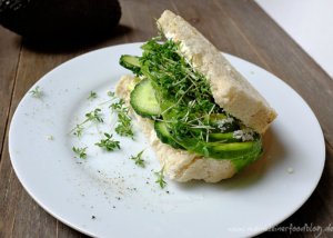 Ein simples aber köstliches Sandwich mit Avocado, Gurke, Kresse und Frischkäse. Perfekt als schnelles Mittag oder zum Abendessen.