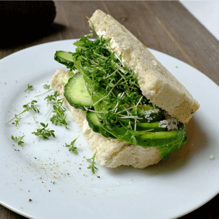 Ein simples aber köstliches Sandwich mit Avocado, Gurke, Kresse und Frischkäse. Perfekt als schnelles Mittag oder zum Abendessen.