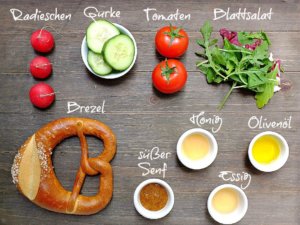 Biergartenessen für zu Hause: Bunter Salat mit Brezelcroutons und einem Dressing mit süßem Senf und Honig