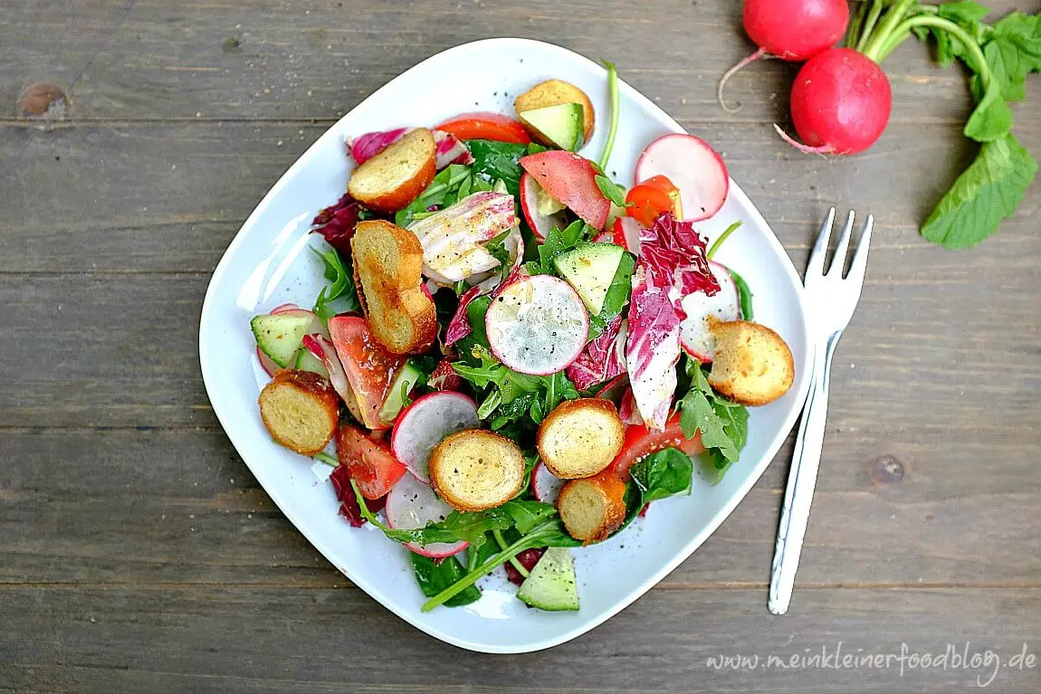 Biergartenessen für zu Hause: Bunter Salat mit Brezelcroutons und einem Dressing mit süßem Senf und Honig