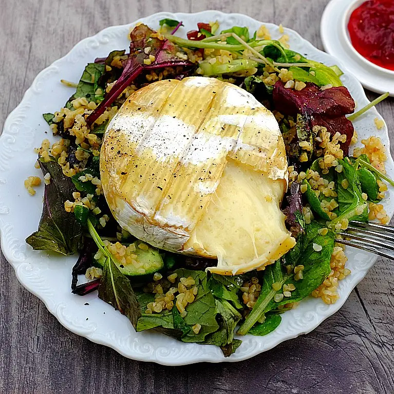 HelloFresh - gebackener Camembert mit gerösteten-Bulgur-Wildkräuter-Salat