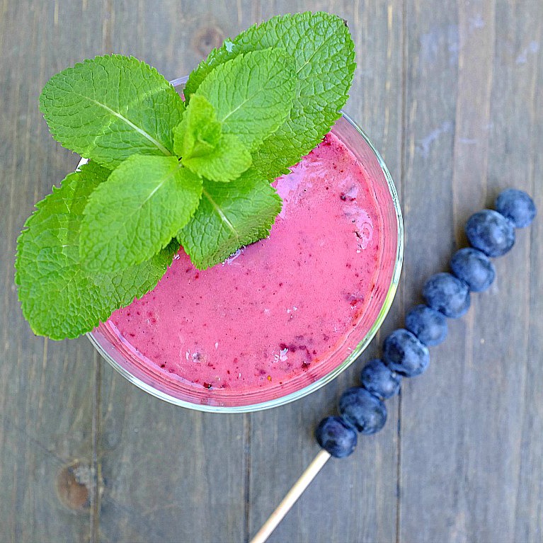 Der Rote Beeren Smoothie steckt voller leckerer Zutaten für einen leckeren Start in den Tag oder als Zwischenmahlzeit. Er ist erfrischend, sättigend und vor allem sagenhaft lecker!