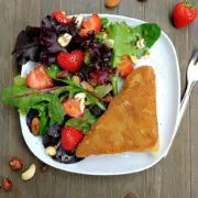 Holen wir uns den Sommer ins Haus: Panierter Comté-Käse mit einem fruchtigen Sommersalat ist ein tolles Abendessen oder leichtes Mittagessen. Zubereitet in 30 Minuten und mit garantierten Oh-wie-lecker Gefühl.