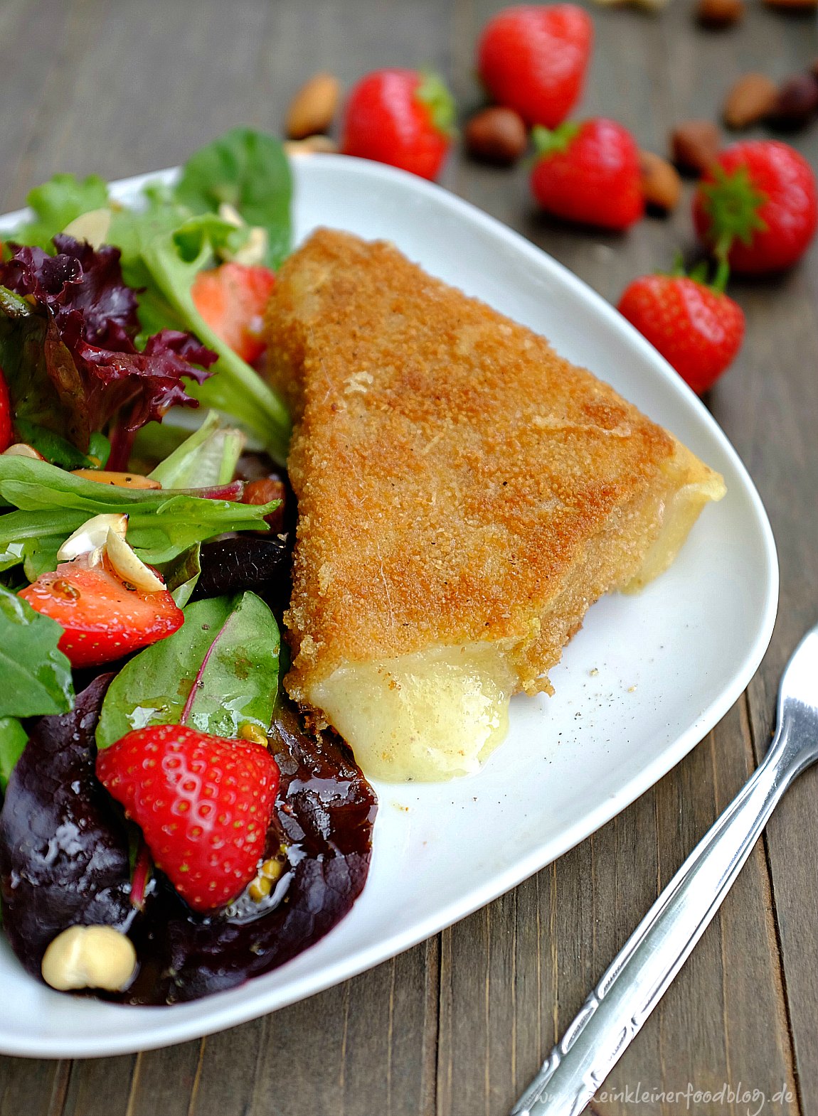 Holen wir uns den Sommer ins Haus: Panierter Comté-Käse mit einem fruchtigen Sommersalat ist ein tolles Abendessen oder leichtes Mittagessen. Zubereitet in 30 Minuten und mit garantierten Oh-wie-lecker Gefühl.