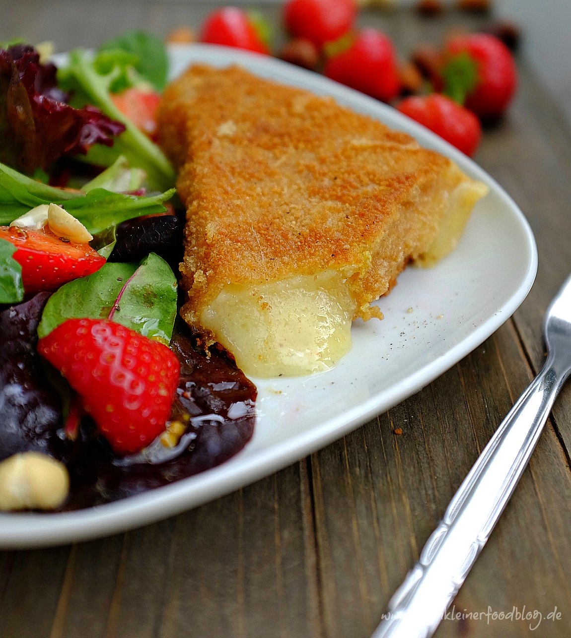 Holen wir uns den Sommer ins Haus: Panierter Comté-Käse mit einem fruchtigen Sommersalat ist ein tolles Abendessen oder leichtes Mittagessen. Zubereitet in 30 Minuten und mit garantierten Oh-wie-lecker Gefühl.