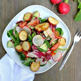 Biergartenessen für zu Hause: Bunter Salat mit Brezelcroutons und einem Dressing mit süßem Senf und Honig.