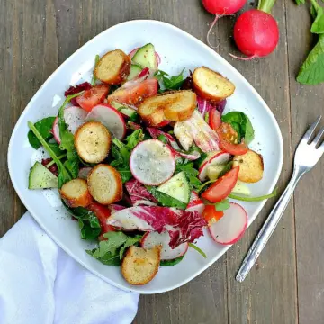 Biergartenessen für zu Hause: Bunter Salat mit Brezelcroutons und einem Dressing mit süßem Senf und Honig.