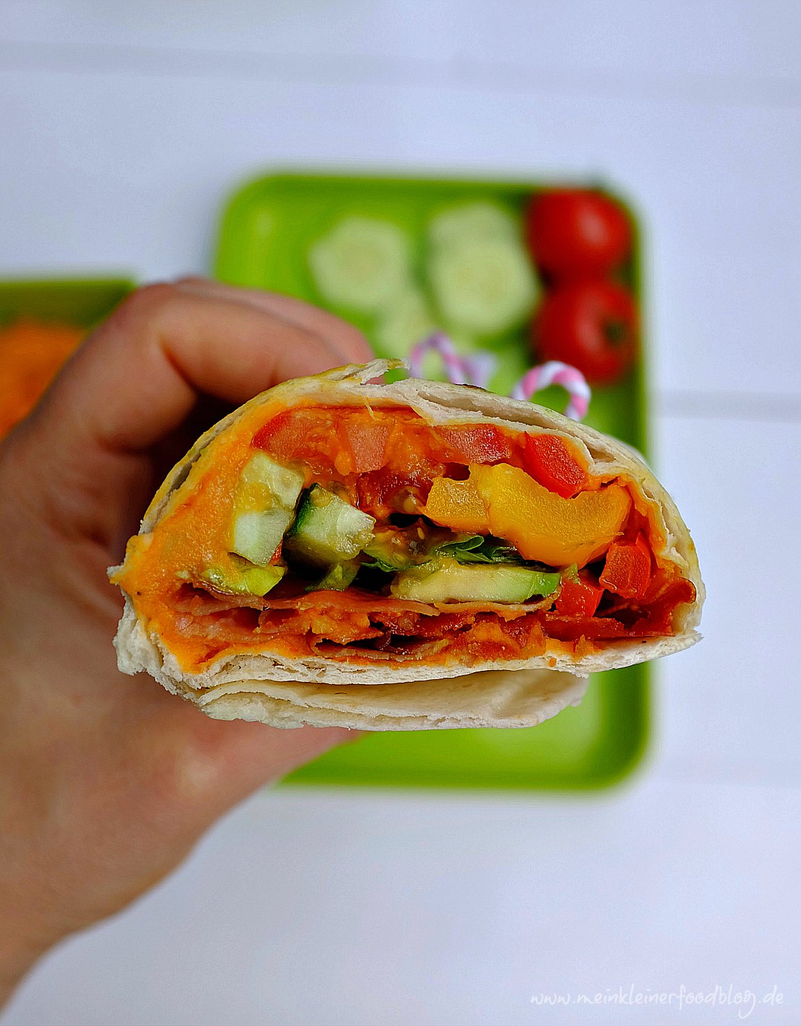 Dieser Wrap mit Proschiutto Hummus und gegrillter Paprika steckt voller köstlicher Aromen, ist gesund und für mich das perfekte Mittagessen im Büro