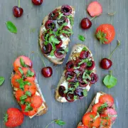 Mit diesen Bruschetta's holt ihr euch den Sommer auf den Tisch: Cambembert-Erdbeer Burschetta & Ziegenkäse-Kirsch-Bruschetta