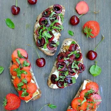 Mit diesen Bruschetta's holt ihr euch den Sommer auf den Tisch: Cambembert-Erdbeer Burschetta & Ziegenkäse-Kirsch-Bruschetta