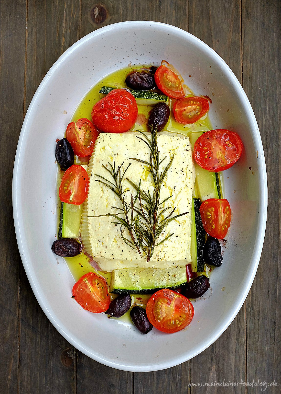 Gebackener Feta mit Tomaten, Zucchini &amp; Oliven - Schnelle &amp; einfache ...