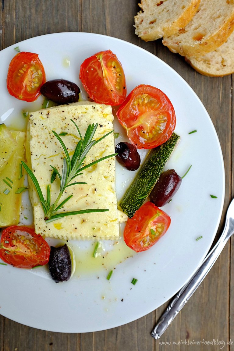 Gebackener Feta mit Tomaten, Zucchini &amp; Oliven - Schnelle &amp; einfache ...