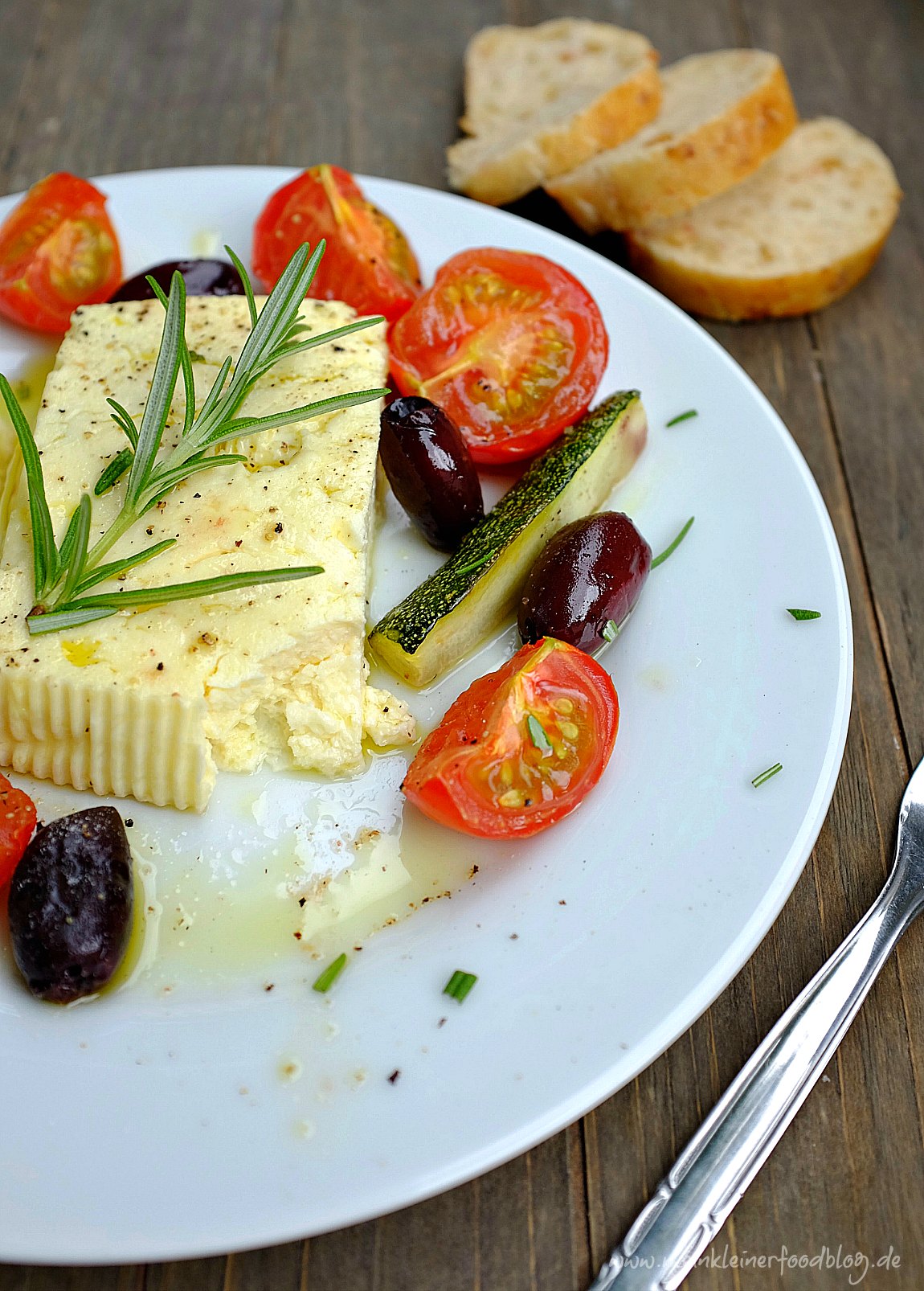 Unser Lieblings-Feierabendgericht: Gebackener Feta mit Tomaten, Zucchini und Rosmarin. In 5 Minuten im Ofen und in 20 Minuten auf dem Tisch. Super einfach und voller Geschmack!