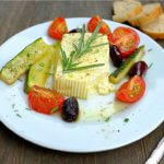 Unser Lieblings-Feierabendgericht: Gebackener Feta mit Tomaten, Zucchini und Rosmarin. In 5 Minuten im Ofen und in 20 Minuten auf dem Tisch. Super einfach und voller Geschmack!