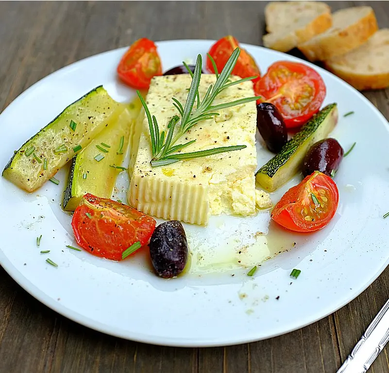 Unser Lieblings-Feierabendgericht: Gebackener Feta mit Tomaten, Zucchini und Rosmarin. In 5 Minuten im Ofen und in 20 Minuten auf dem Tisch. Super einfach und voller Geschmack!