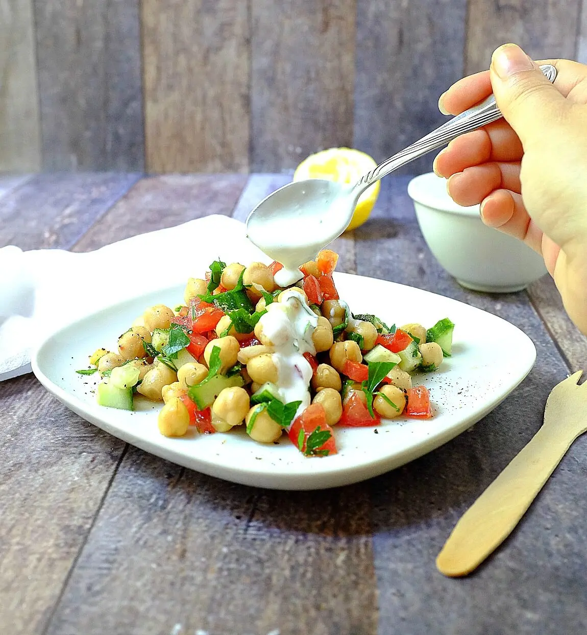Kichererbsensalat mit Tomate & Gurke sowie einem Jogurt-Minz-Dressing - so wunderbar erfrischend an heißen Tagen.