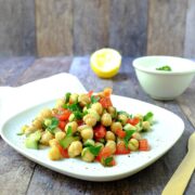 Kichererbsensalat mit Tomate & Gurke sowie einem Jogurt-Minz-Dressing - so wunderbar erfrischend an heißen Tagen.