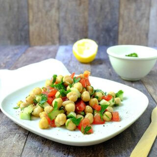 Kichererbsensalat mit Tomate & Gurke sowie einem Jogurt-Minz-Dressing - so wunderbar erfrischend an heißen Tagen.