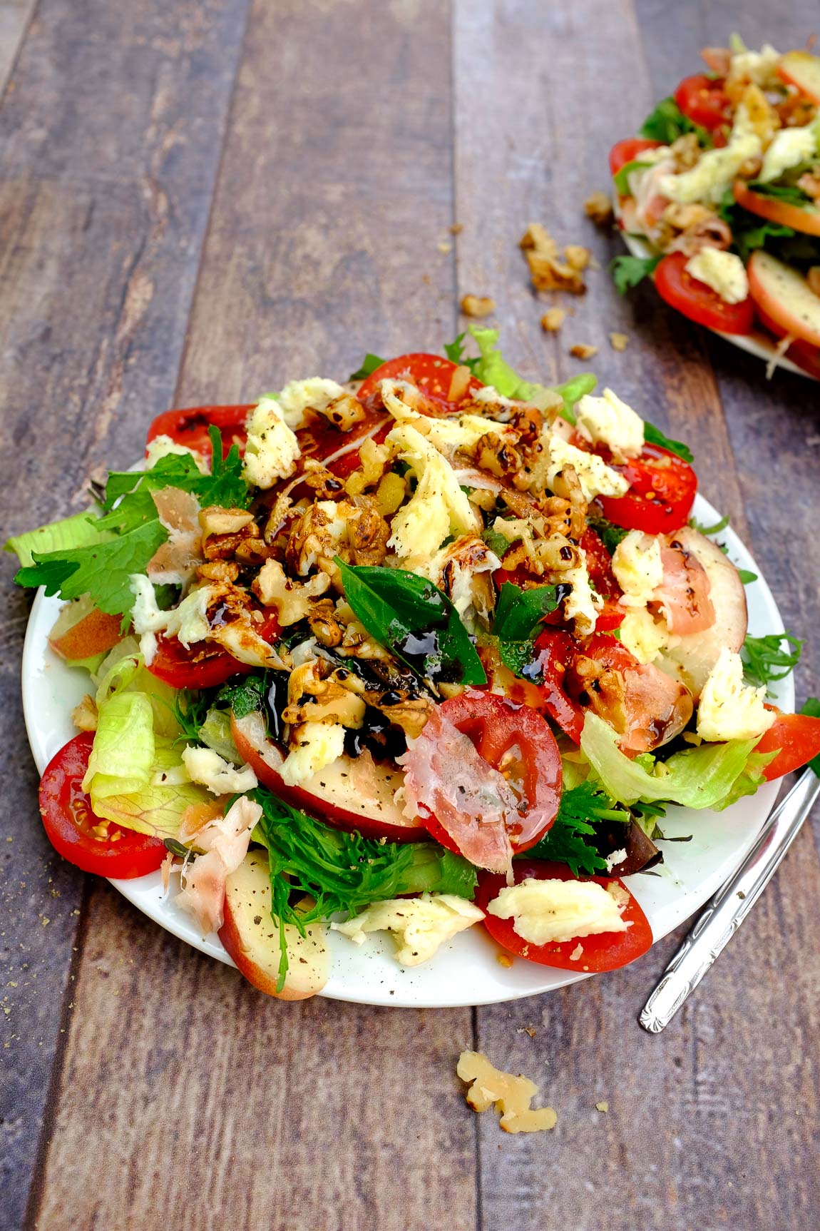 Sommer ins Salatform: Nekatrinen-Mozzarella-Salat mit Prosciutto - mit seinen nur 390 Kalorien pro Portion, ein echtes Leichtgewicht unter den Salaten.