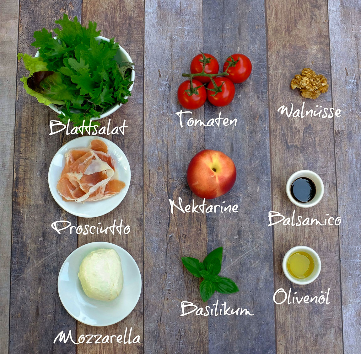 Sommer ins Salatform: Nekatrinen-Mozzarella-Salat mit Prosciutto - mit seinen nur 390 Kalorien pro Portion, ein echtes Leichtgewicht unter den Salaten.