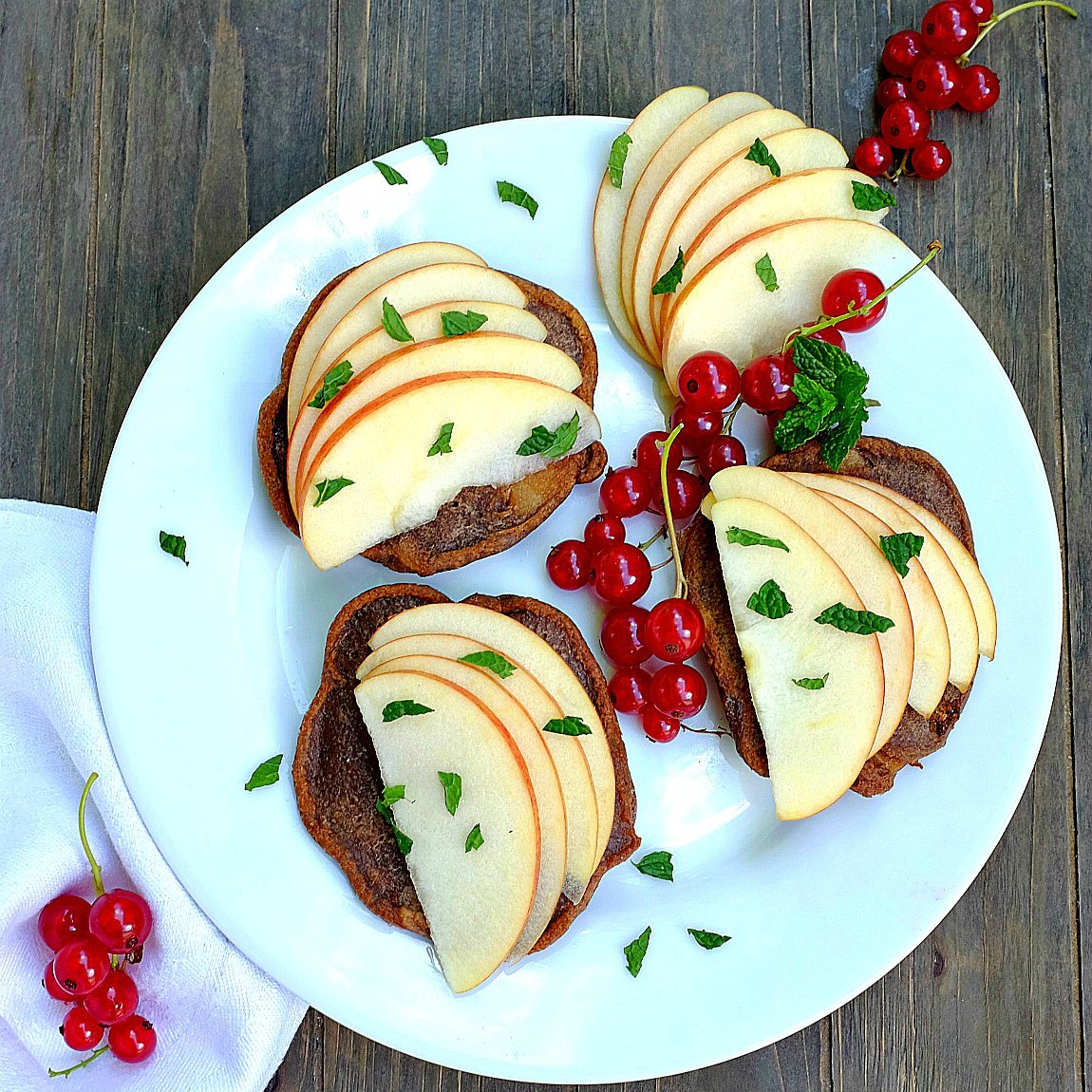 Schoko-Apfelküchlein schmecken wunderbar schokoladig und sind ein perfekter Snack für das Vesper. Sie sind glutunfrei und nur wenig gesüßt. Ein leckerer Snack.