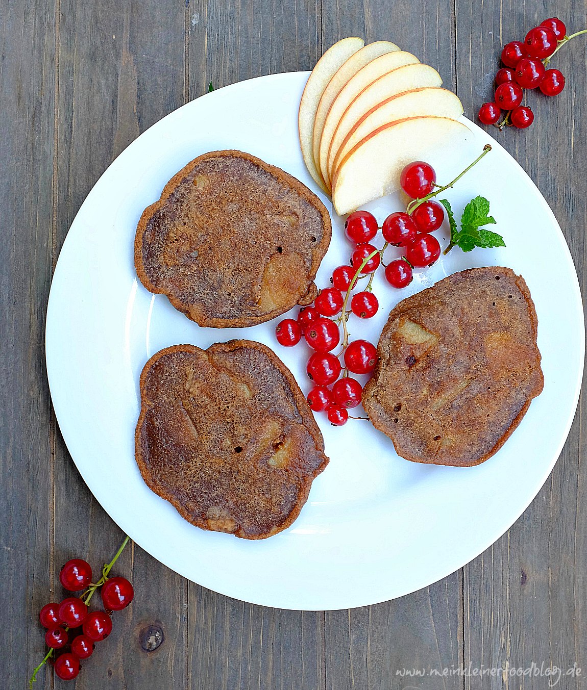 Schoko-Apfelküchlein schmecken wunderbar schokoladig und sind ein perfekter Snack für das Vesper. Sie sind glutunfrei und nur wenig gesüßt. Ein leckerer Snack.