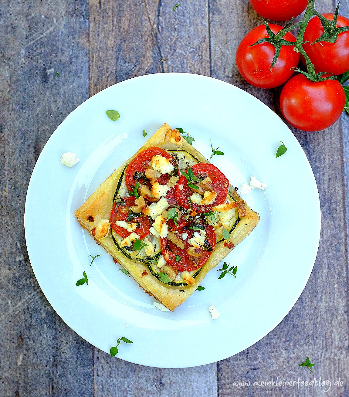 Feierabendküche: Eine schnelle leckere Tomaten-Zucchini-Blätterteig-Tartelettes mit Feta. Ruckzuck fertig!