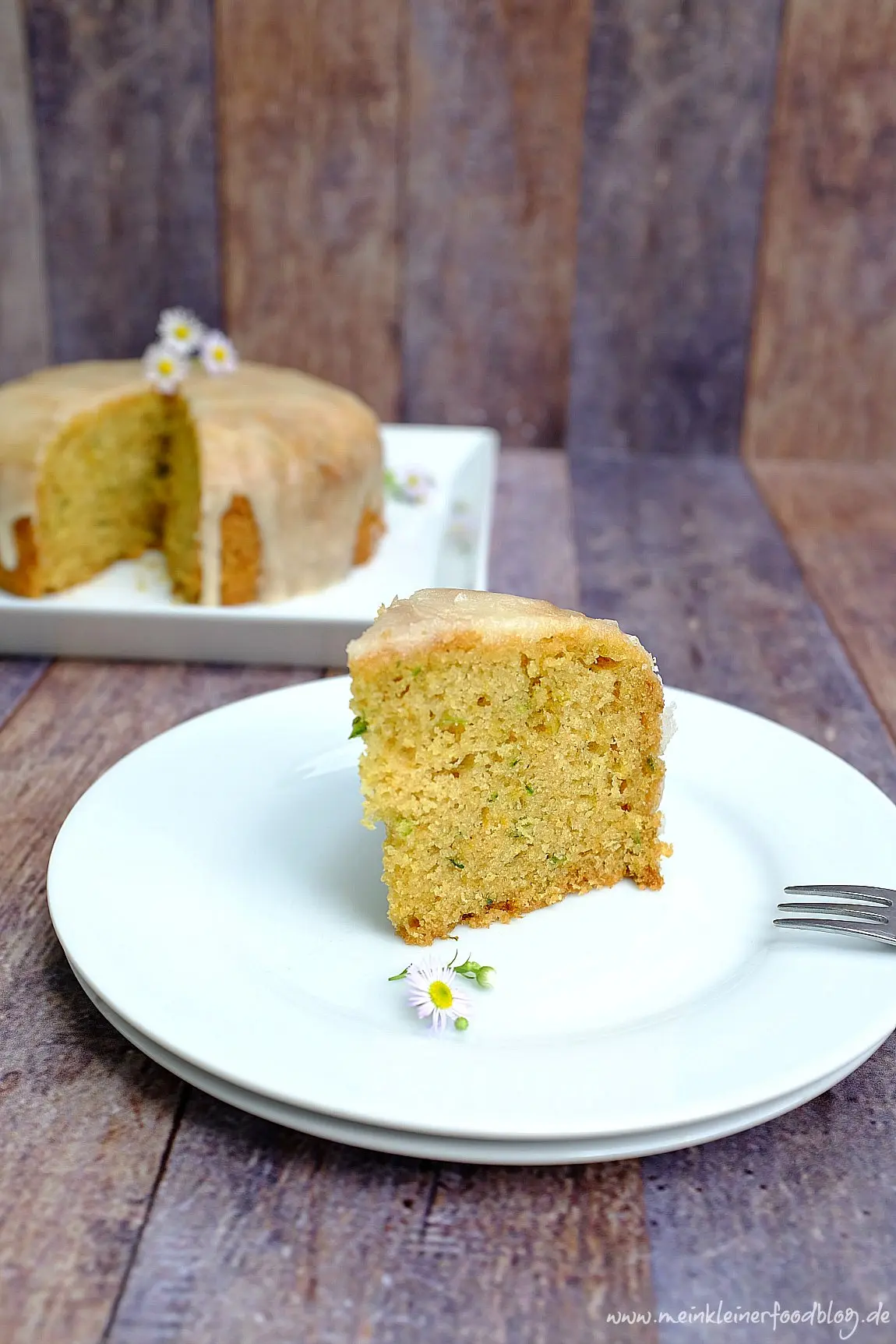 Dieser Zitronen-Limetten-Zucchini-Kuchen ist super saftig und herrlich zitronig.