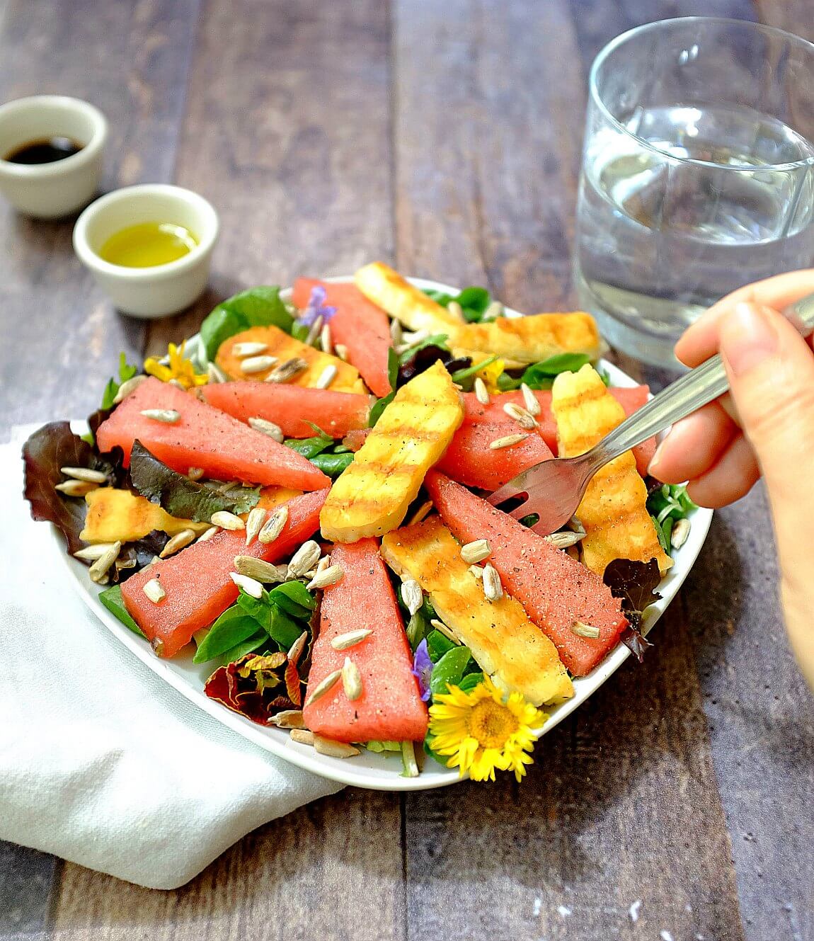 Ein schneller und leckerer Sommersalat: Melonen-Salat mit gegrilltem Halloumi.