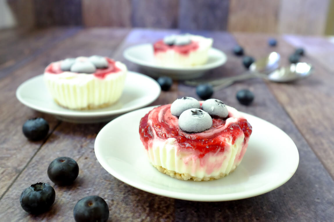 Joghurteis-Törtchen mit Himbeer-Marmelade - Schnelle &amp; einfache Rezepte