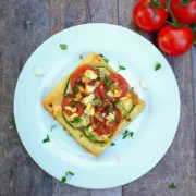 Feierabendküche: Eine schnelle leckere Tomaten-Zucchini-Blätterteig-Tarte mit Feta. Ruckzuck fertig!