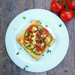Feierabendküche: Eine schnelle leckere Tomaten-Zucchini-Blätterteig-Tarte mit Feta. Ruckzuck fertig!