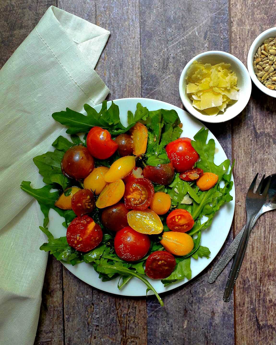 Dieser 15 - Minuten-Salat mit karamellisierten Tomaten, Rucola und Parmesan ist ein aromatischer Gaumenschmaus. Weniger Aufwand - tolles Ergebnis