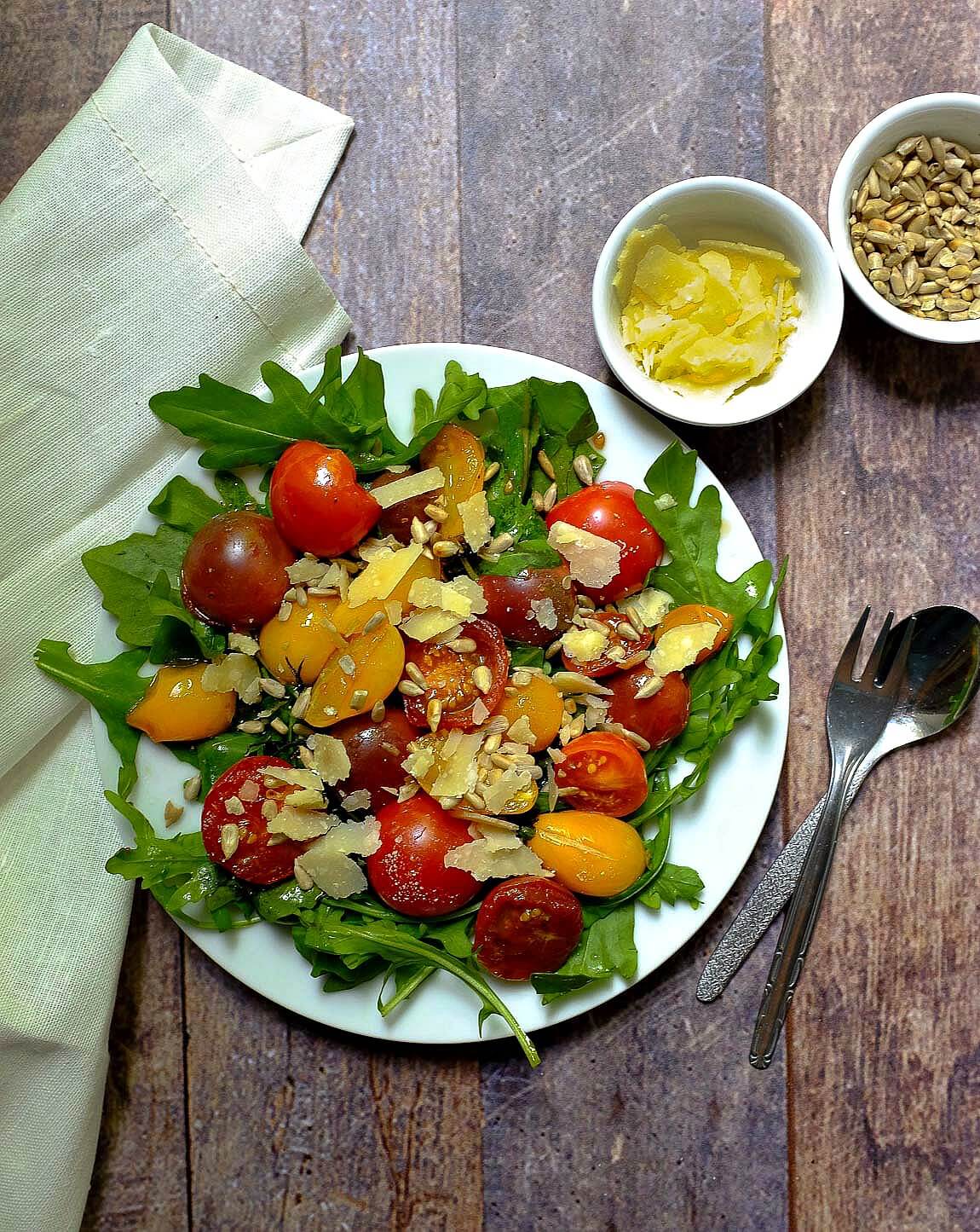 Dieser 15 - Minuten-Salat mit karamellisierten Tomaten, Rucola und Parmesan ist ein aromatischer Gaumenschmaus. Weniger Aufwand - tolles Ergebnis.