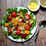 Dieser 15 - Minuten-Salat mit karamellisierten Tomaten, Rucola und Parmesan ist ein aromatischer Gaumenschmaus. Weniger Aufwand - tolles Ergebnis.