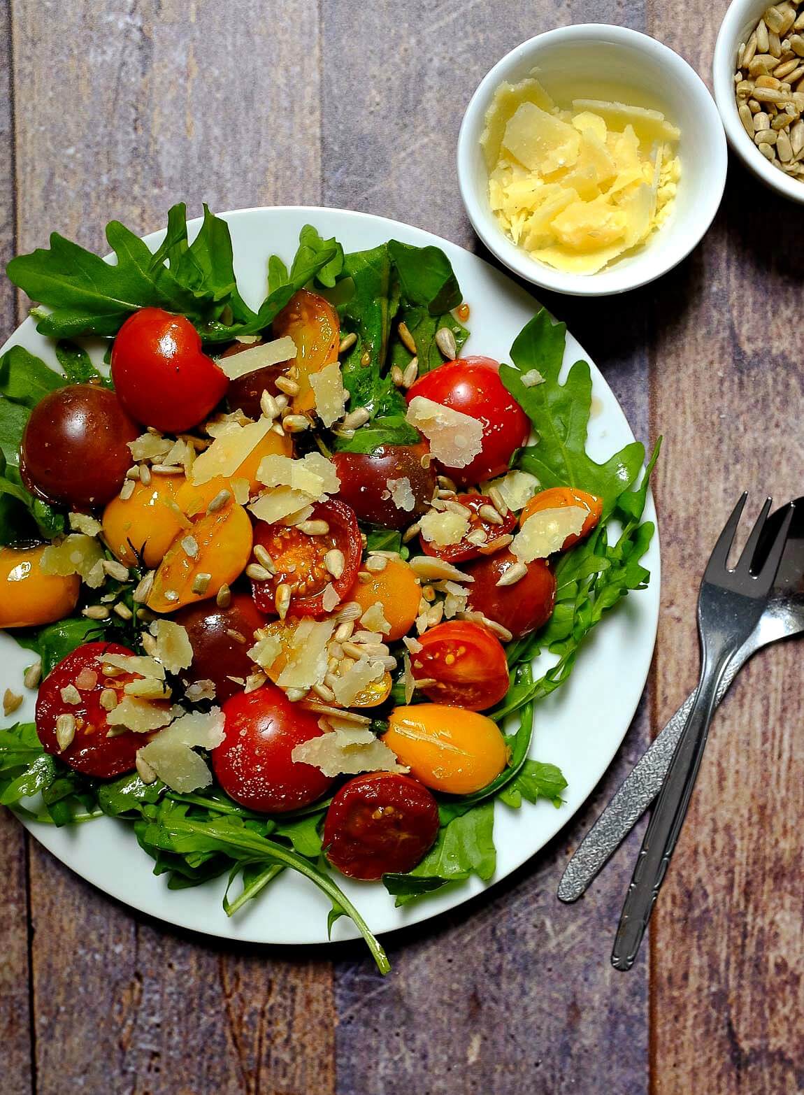 Dieser 15 - Minuten-Salat mit karamellisierten Tomaten, Rucola und Parmesan ist ein aromatischer Gaumenschmaus. Weniger Aufwand - tolles Ergebnis