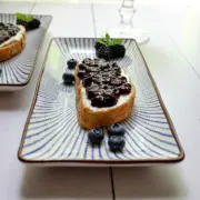 Dieses leckere Schnittchen versüßt jedes Frühstück: Schnelle selbstgemachte Marmelade trifft auf Frischkäse und leckerem Brot.