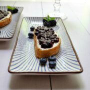 Dieses leckere Schnittchen versüßt jedes Frühstück: Schnelle selbstgemachte Marmelade trifft auf Frischkäse und leckerem Brot.
