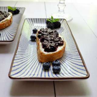 Dieses leckere Schnittchen versüßt jedes Frühstück: Schnelle selbstgemachte Marmelade trifft auf Frischkäse und leckerem Brot.